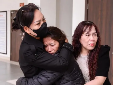 Vụ nam sinh lớp 8 bị đánh chết não: Xót xa cảnh người mẹ khóc nghẹn sau khi toà tuyên án