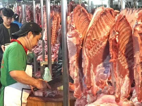 Giá thịt heo tăng phi mã, tiểu thương và người tiêu dùng gặp khó