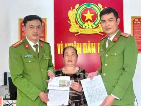 Vừa vay vốn ở ngân hàng thì đánh rơi tiền, người phụ nữ nhận lại được như một phép màu