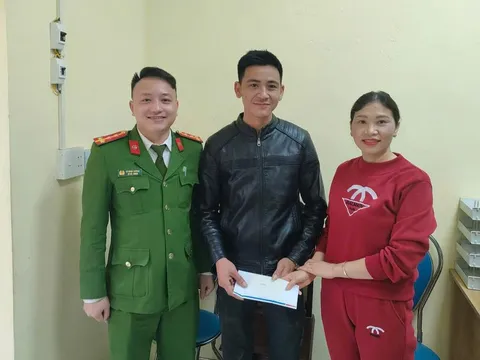 Tài khoản bất ngờ nhận được 99 triệu đồng, người phụ nữ báo công an liền tỏ sự thật