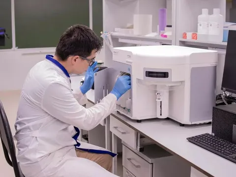 Các nhà khoa học tạo ra hóa chất làm chậm sự tiến triển của bệnh Parkinson và bệnh Alzheimer
