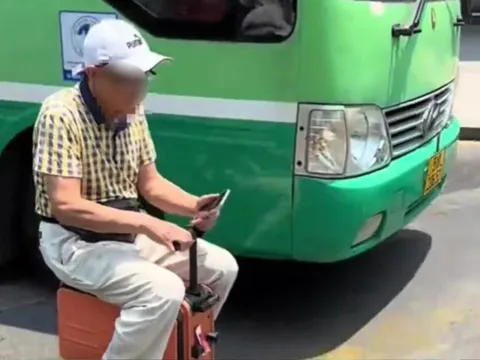 Xác minh clip người đàn ông 'cầm lái' vali điện chạy vèo vèo trên đường ở TP.HCM