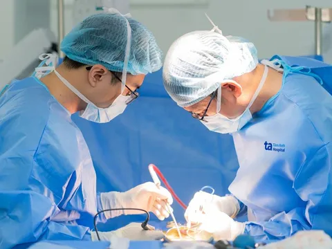 Tổn thương đốt sống cổ vì sử dụng điện thoại quá nhiều