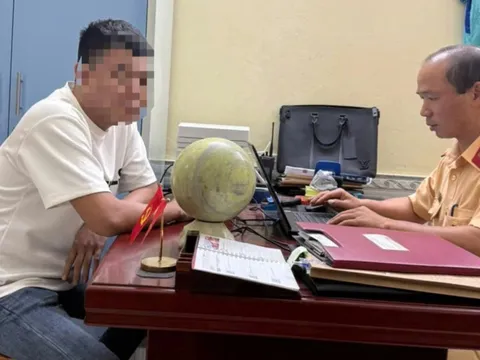 Phạt 28 - 30 triệu đồng người bố cho con gái nhỏ cầm vô lăng lái ô tô