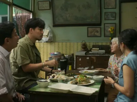 Về thăm bố mẹ chồng, nửa đêm nghe hai ông bà thì thầm to nhỏ, tôi vội vàng đưa họ 200 triệu