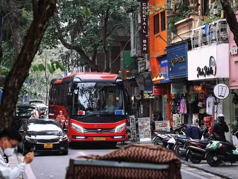 Hà Nội tiếp tục thí điểm cấm ô tô trên 16 chỗ vào phố cổ giờ cao điểm