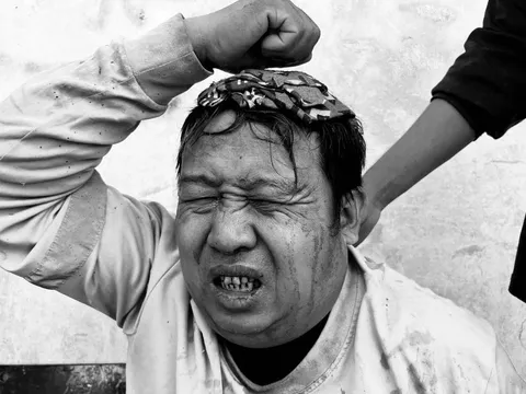 Hình ảnh đau lòng từ đống đổ nát sau vụ sập tòa nhà do động đất
