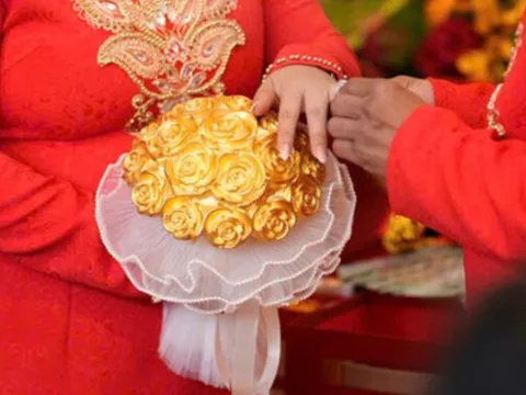 Đám cưới xa xỉ gây choáng: Cô dâu Bình Dương cầm hoa cưới đúc từ 11 cây vàng