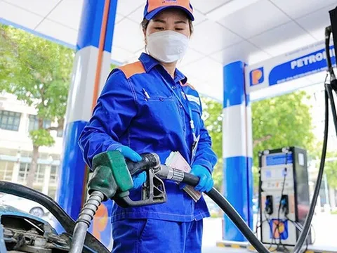Giá xăng dầu trong nước giảm mạnh