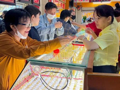 Giá vàng trong nước vọt lên mức lịch sử rồi nhanh chóng 'rơi đỉnh'
