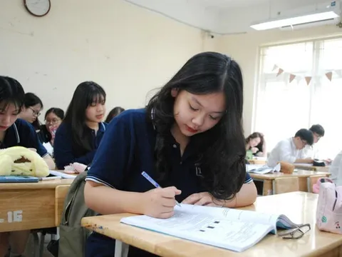 Ngày 18/4/2025, thí sinh nộp phiếu đăng ký dự tuyển vào lớp 10 THPT tại Hà Nội