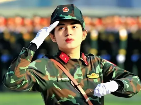 Nữ Hạ sĩ gây sốt với gương mặt xinh tựa 'hoa hậu'