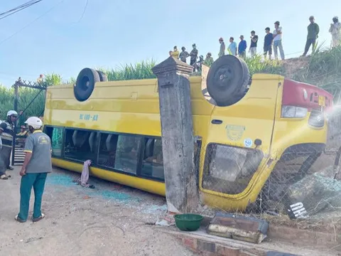 Lật ô tô đưa đón học sinh ở Gia Lai
