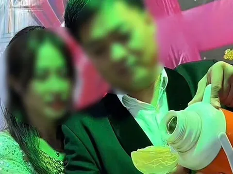 Chi tiết lạ trong bức ảnh chụp cô dâu, chú rể khiến dân mạng bàn tán rôm rả