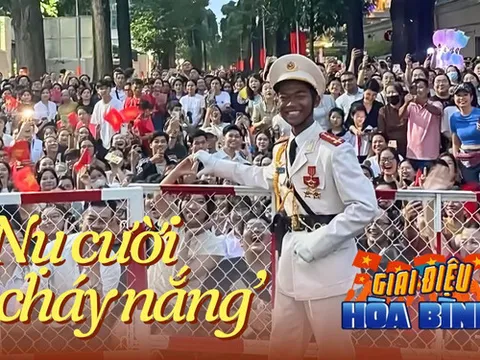Nam chiến sĩ trong đoàn diễu binh với 'nụ cười cháy nắng' hot rần rần cõi mạng