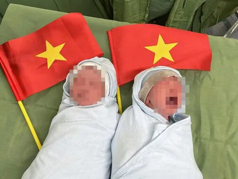 Cặp sinh đôi Nghệ An chào đời đúng 30/4, bố mẹ đặt 2 cái tên đặc biệt