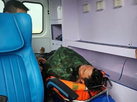 Thuyền viên Quảng Trị bám phao hàng hải giữa biển, vật lộn hàng giờ với sóng dữ chờ cứu nạn