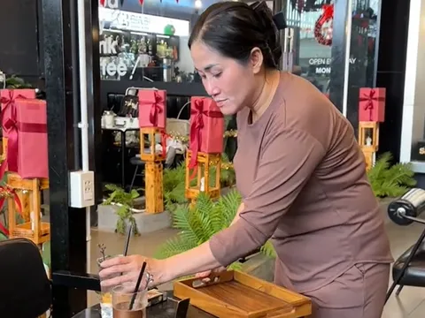 Nữ ca sĩ Việt nổi tiếng một thời giờ phá sản, phải đi làm phục vụ, lao công kiếm tiền