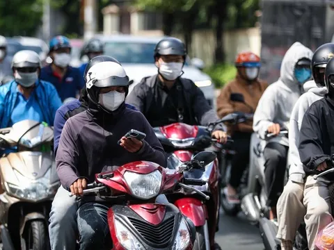 Cục CSGT phản hồi về thông tin dùng điện thoại khi dừng chờ đèn đỏ bị xử phạt