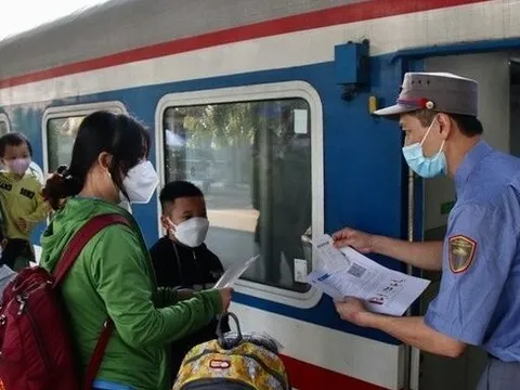 Mua, bán vé tàu nhằm mục đích thu lợi bất chính có thể bị phạt đến 4 triệu đồng