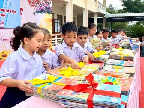 Cấp phát miễn phí sách giáo khoa cho học sinh vùng lũ