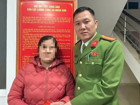 Phân loại quần áo cũ để gửi bà con vùng lũ, người phụ nữ phải vội vàng đi trình báo Công an