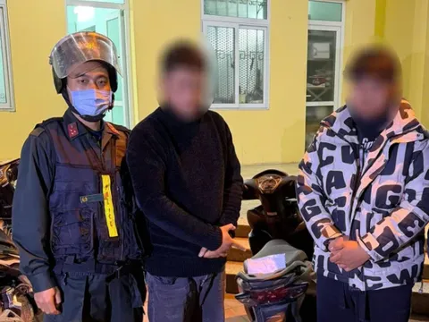 2 thanh niên lượn lờ trên phố lúc giữa đêm với biểu hiện bất thường, tổ công tác kiểm tra liền lộ bí mật trong túi áo