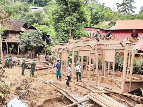 Thủ tướng yêu cầu phát động chiến dịch thần tốc xây, sửa nhà cho người dân bị thiệt hại do mưa lũ