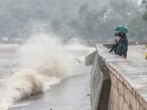 Bão giữa Biển Đông đổi hướng