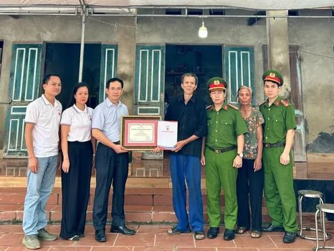 Tri ân người hùng cứu 4 học sinh đuối nước trên sông Hồng