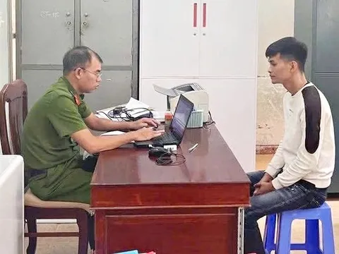 Hình ảnh thanh niên xăm trổ đánh thai phụ ở tiệm tạp hoá tại Cơ quan Công an