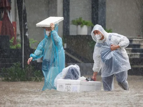 Mưa lớn và ngập sâu, nhiều trường Hà Nội ra thông báo khẩn