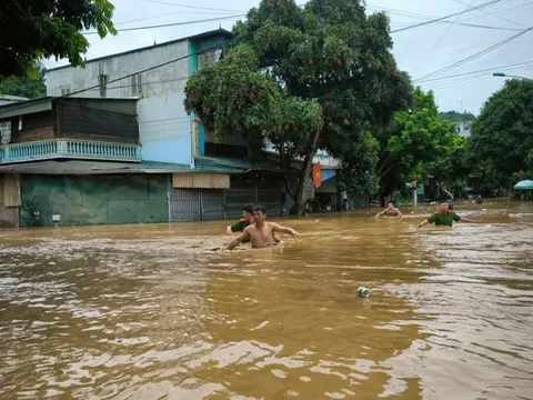 Miền Trung căng mình trước lũ lớn