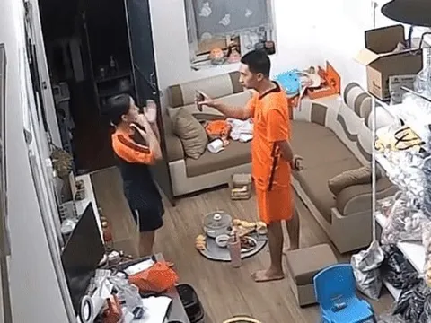 Bố nhờ chú tịch thu điện thoại, hành động bộc phát của bé gái gây sốc