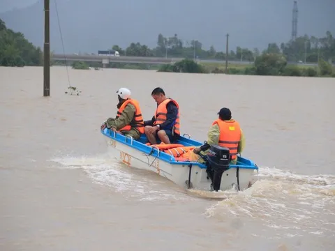 Mưa xối xả suốt đêm, hàng loạt tỉnh đối mặt nguy cơ thiên tai