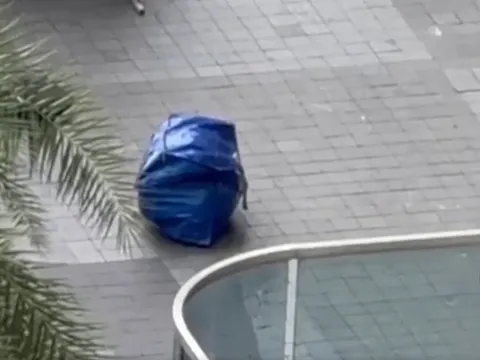 Thấy 2 người đàn ông kéo theo túi màu xanh bất thường, người dân giữ lại kiểm tra liền tá hoả khi thấy thứ bên trong