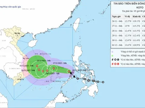 Bão số 15 đang diễn biến phức tạp