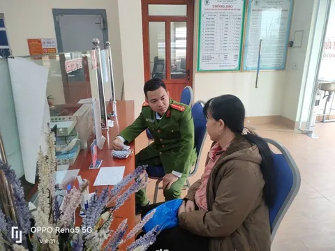 Thấy người phụ nữ cầm nhiều tiền mặt đi chuyển, nhân viên ngân hàng liền báo Công an