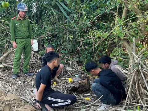 Bắt quả tang 4 thanh niên có hành vi xấu hổ giữa ban ngày ban mặt