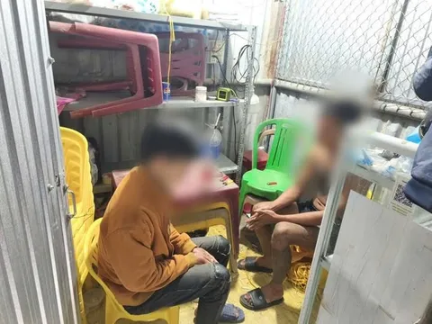 Đang có hành vi xấu hổ tại căn chòi nhỏ, 2 nam thanh niên bị Công an bắt quả tang