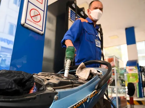 Giá xăng dầu hôm nay 26/6: Lại tăng mạnh