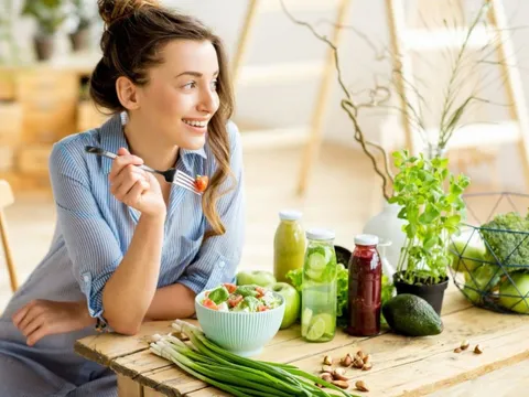 Dinh dưỡng mùa hè: Làm sao ăn đủ chất mà vẫn 'nhẹ người'?