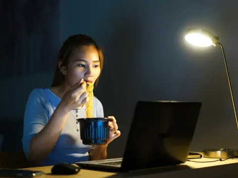 Dinh dưỡng sai cách sau 22h: Kẻ thù thầm lặng của gan và dạ dày