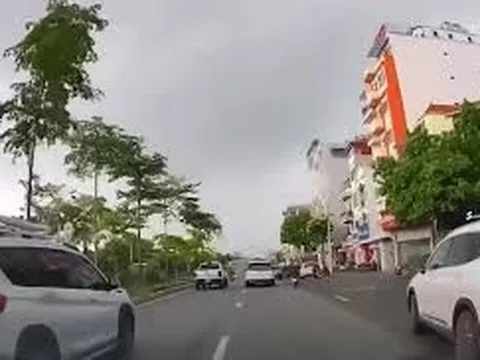 Clip: Tia sét giáng xuống sáng rực góc trời gây chú ý trên mạng xã hội