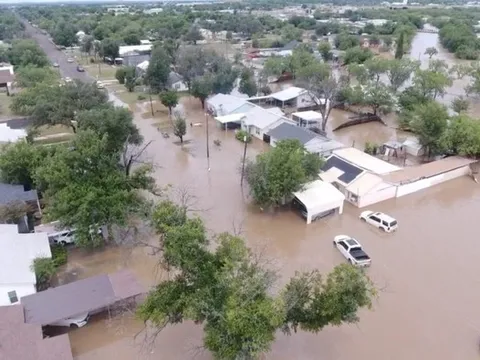 Texas tang thương: Lũ quét cuốn trôi hàng chục sinh mạng, nhiều trẻ em vẫn mất tích