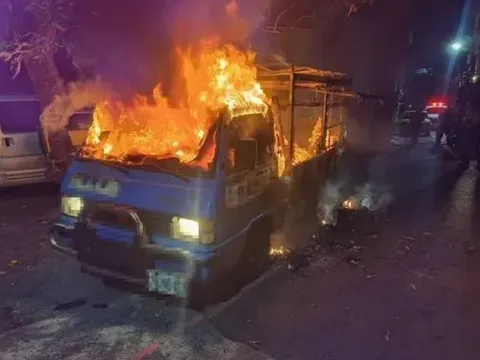 Xe tải chở xoài bốc cháy ngùn ngụt trong đêm, lý do khó ai ngờ tới