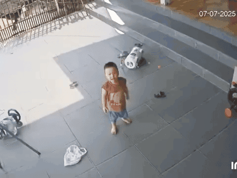 Clip: Phải đi làm xa, mẹ thắt lòng khi nghe con trai gọi chỉ 1 từ qua camera