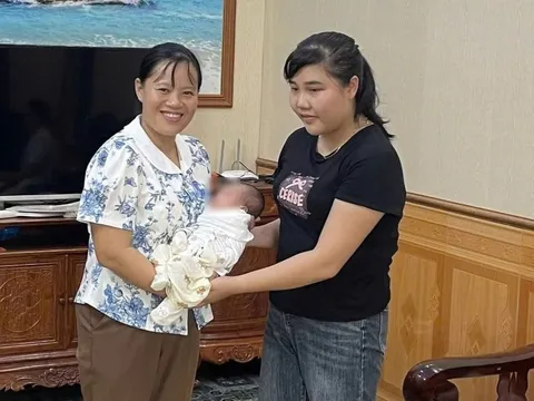 Bé trai bị bỏ rơi cạnh ngôi mộ, mảnh giấy để lại với nội dung xót xa