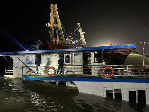 Phát hiện thêm 4 thi thể khi trục vớt tàu bị lật ở Hạ Long