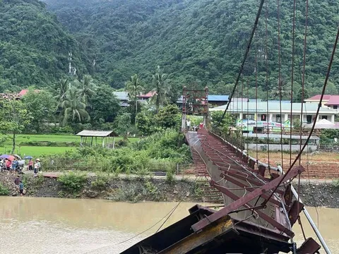 Cầu treo bất ngờ bị đứt cáp, ô tô bán tải chở ba người rơi thẳng xuống sông